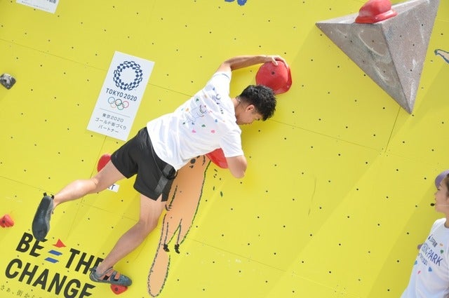 野口啓代（あきよ）選手、野中生萌（みほう）選手と、元・陸上十種競技選手武井壮さんが、ららぽーと豊洲にて5月18日～21日の4日間開催される「三井不動産クライミングパーク for TOKYO2020」オープニングイベントに登壇した。撮影者：大日方航