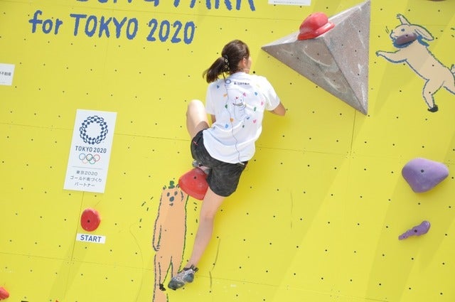 野口啓代（あきよ）選手、野中生萌（みほう）選手と、元・陸上十種競技選手武井壮さんが、ららぽーと豊洲にて5月18日～21日の4日間開催される「三井不動産クライミングパーク for TOKYO2020」オープニングイベントに登壇した。撮影者：大日方航
