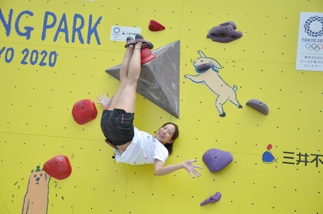 野口啓代（あきよ）選手、野中生萌（みほう）選手と、元・陸上十種競技選手武井壮さんが、ららぽーと豊洲にて5月18日～21日の4日間開催される「三井不動産クライミングパーク for TOKYO2020」オープニングイベントに登壇した。撮影者：大日方航