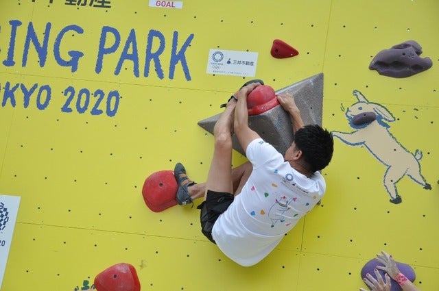 野口啓代（あきよ）選手、野中生萌（みほう）選手と、元・陸上十種競技選手武井壮さんが、ららぽーと豊洲にて5月18日～21日の4日間開催される「三井不動産クライミングパーク for TOKYO2020」オープニングイベントに登壇した。撮影者：大日方航