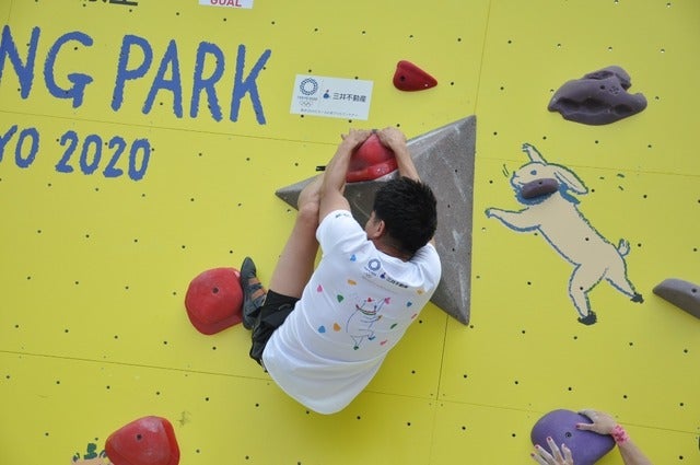 野口啓代（あきよ）選手、野中生萌（みほう）選手と、元・陸上十種競技選手武井壮さんが、ららぽーと豊洲にて5月18日～21日の4日間開催される「三井不動産クライミングパーク for TOKYO2020」オープニングイベントに登壇した。撮影者：大日方航