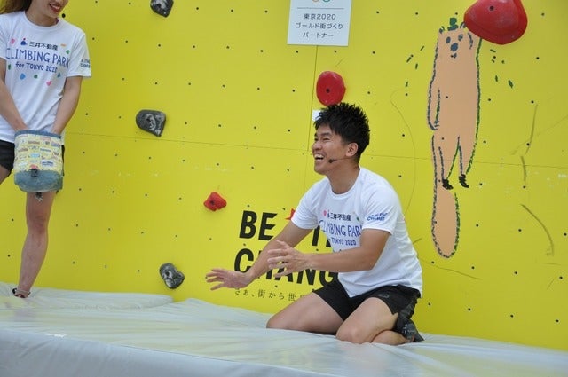 野口啓代（あきよ）選手、野中生萌（みほう）選手と、元・陸上十種競技選手武井壮さんが、ららぽーと豊洲にて5月18日～21日の4日間開催される「三井不動産クライミングパーク for TOKYO2020」オープニングイベントに登壇した。撮影者：大日方航