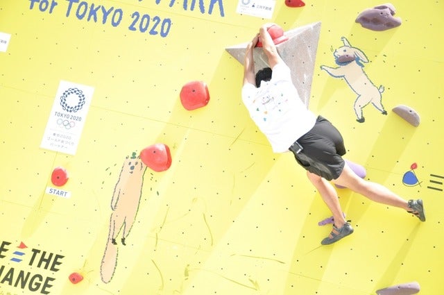 野口啓代（あきよ）選手、野中生萌（みほう）選手と、元・陸上十種競技選手武井壮さんが、ららぽーと豊洲にて5月18日～21日の4日間開催される「三井不動産クライミングパーク for TOKYO2020」オープニングイベントに登壇した。撮影者：大日方航