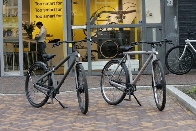 アムステルダム本社で欧州モデルを試乗撮影＝山口和幸