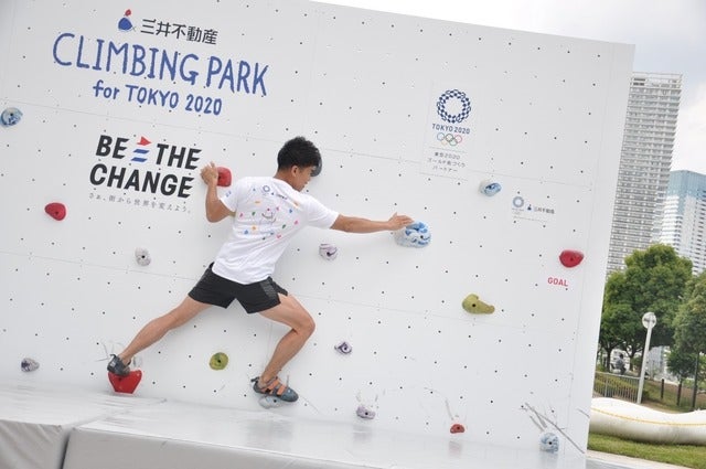 野口啓代（あきよ）選手、野中生萌（みほう）選手が、ららぽーと豊洲にて5月18日～21日の4日間開催される「三井不動産クライミングパーク for TOKYO2020」オープニングイベントでクライミング対決をした。撮影者：大日方航