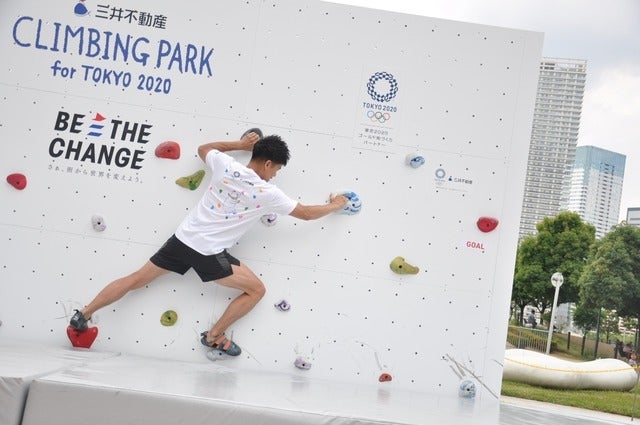 野口啓代（あきよ）選手、野中生萌（みほう）選手が、ららぽーと豊洲にて5月18日～21日の4日間開催される「三井不動産クライミングパーク for TOKYO2020」オープニングイベントでクライミング対決をした。撮影者：大日方航