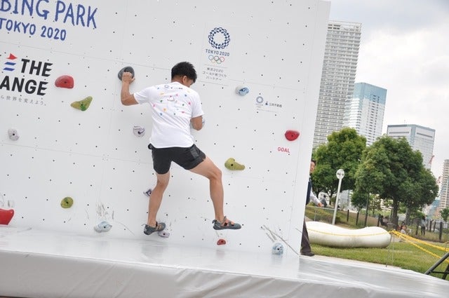 野口啓代（あきよ）選手、野中生萌（みほう）選手が、ららぽーと豊洲にて5月18日～21日の4日間開催される「三井不動産クライミングパーク for TOKYO2020」オープニングイベントでクライミング対決をした。撮影者：大日方航