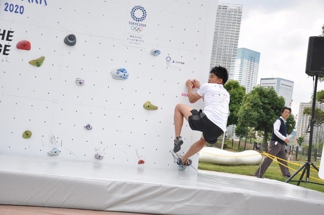 野口啓代（あきよ）選手、野中生萌（みほう）選手が、ららぽーと豊洲にて5月18日～21日の4日間開催される「三井不動産クライミングパーク for TOKYO2020」オープニングイベントでクライミング対決をした。撮影者：大日方航