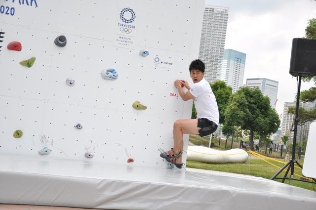 野口啓代（あきよ）選手、野中生萌（みほう）選手が、ららぽーと豊洲にて5月18日～21日の4日間開催される「三井不動産クライミングパーク for TOKYO2020」オープニングイベントでクライミング対決をした。撮影者：大日方航