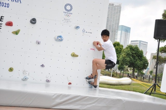 野口啓代（あきよ）選手、野中生萌（みほう）選手が、ららぽーと豊洲にて5月18日～21日の4日間開催される「三井不動産クライミングパーク for TOKYO2020」オープニングイベントでクライミング対決をした。撮影者：大日方航