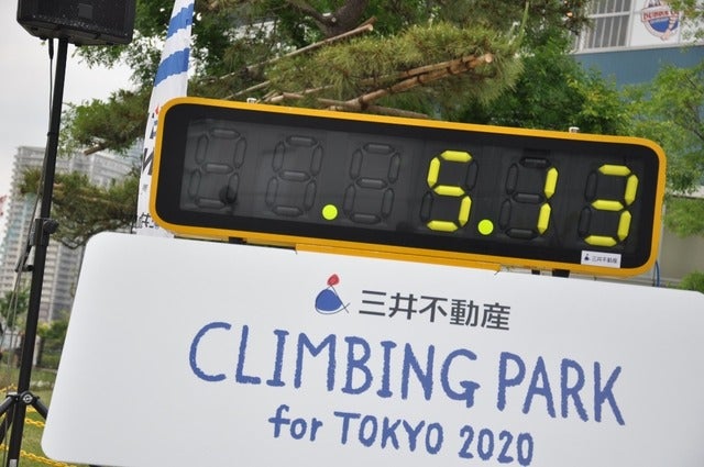 野口啓代（あきよ）選手、野中生萌（みほう）選手が、ららぽーと豊洲にて5月18日～21日の4日間開催される「三井不動産クライミングパーク for TOKYO2020」オープニングイベントでクライミング対決をした。撮影者：大日方航