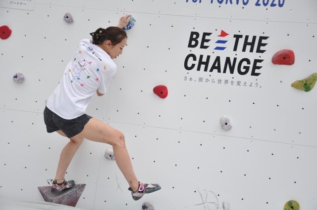 野口啓代（あきよ）選手、野中生萌（みほう）選手が、ららぽーと豊洲にて5月18日～21日の4日間開催される「三井不動産クライミングパーク for TOKYO2020」オープニングイベントでクライミング対決をした。撮影者：大日方航