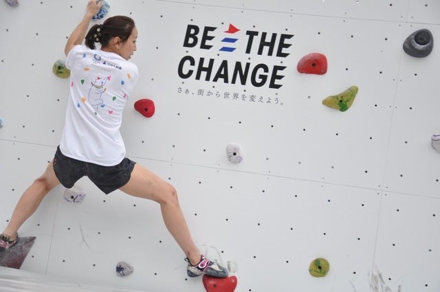 野口啓代（あきよ）選手、野中生萌（みほう）選手が、ららぽーと豊洲にて5月18日～21日の4日間開催される「三井不動産クライミングパーク for TOKYO2020」オープニングイベントでクライミング対決をした。撮影者：大日方航