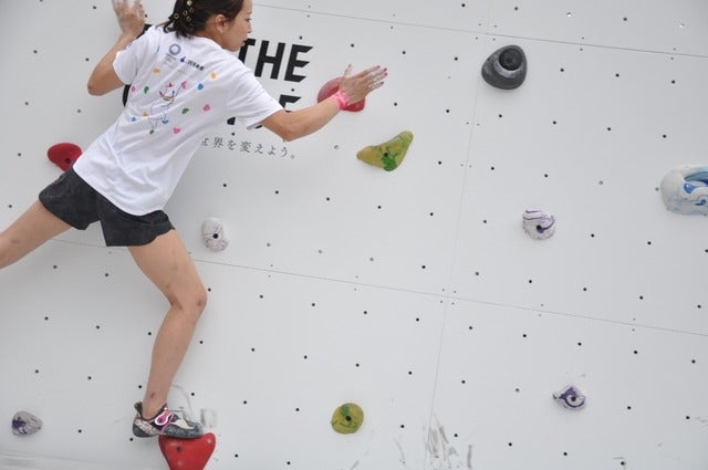 野口啓代（あきよ）選手、野中生萌（みほう）選手が、ららぽーと豊洲にて5月18日～21日の4日間開催される「三井不動産クライミングパーク for TOKYO2020」オープニングイベントでクライミング対決をした。撮影者：大日方航