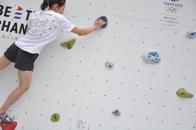 野口啓代（あきよ）選手、野中生萌（みほう）選手が、ららぽーと豊洲にて5月18日～21日の4日間開催される「三井不動産クライミングパーク for TOKYO2020」オープニングイベントでクライミング対決をした。撮影者：大日方航