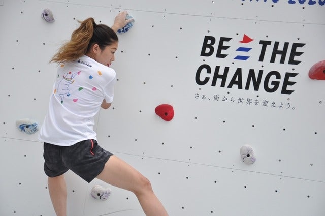 野口啓代（あきよ）選手、野中生萌（みほう）選手が、ららぽーと豊洲にて5月18日～21日の4日間開催される「三井不動産クライミングパーク for TOKYO2020」オープニングイベントでクライミング対決をした。撮影者：大日方航