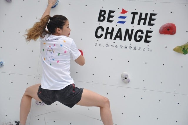 野口啓代（あきよ）選手、野中生萌（みほう）選手が、ららぽーと豊洲にて5月18日～21日の4日間開催される「三井不動産クライミングパーク for TOKYO2020」オープニングイベントでクライミング対決をした。撮影者：大日方航