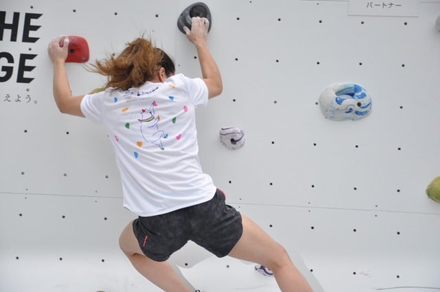 野口啓代（あきよ）選手、野中生萌（みほう）選手が、ららぽーと豊洲にて5月18日～21日の4日間開催される「三井不動産クライミングパーク for TOKYO2020」オープニングイベントでクライミング対決をした。撮影者：大日方航