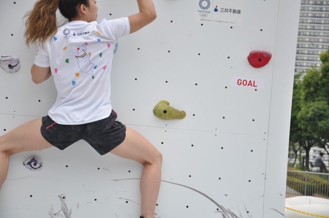 野口啓代（あきよ）選手、野中生萌（みほう）選手が、ららぽーと豊洲にて5月18日～21日の4日間開催される「三井不動産クライミングパーク for TOKYO2020」オープニングイベントでクライミング対決をした。撮影者：大日方航