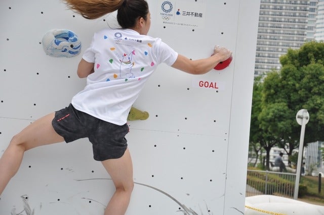 野口啓代（あきよ）選手、野中生萌（みほう）選手が、ららぽーと豊洲にて5月18日～21日の4日間開催される「三井不動産クライミングパーク for TOKYO2020」オープニングイベントでクライミング対決をした。撮影者：大日方航