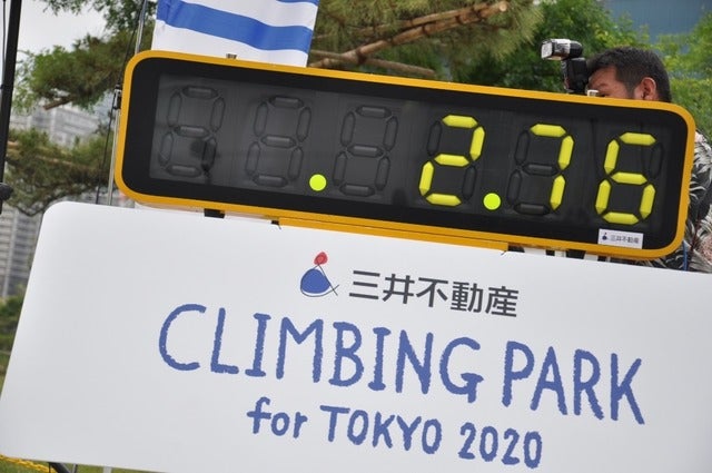 野口啓代（あきよ）選手、野中生萌（みほう）選手が、ららぽーと豊洲にて5月18日～21日の4日間開催される「三井不動産クライミングパーク for TOKYO2020」オープニングイベントでクライミング対決をした。撮影者：大日方航