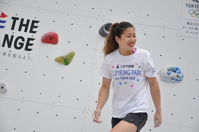 野口啓代（あきよ）選手、野中生萌（みほう）選手が、ららぽーと豊洲にて5月18日～21日の4日間開催される「三井不動産クライミングパーク for TOKYO2020」オープニングイベントでクライミング対決をした。撮影者：大日方航