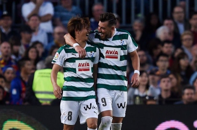 バルサ戦で2ゴールを挙げた乾貴士（2017年5月21日）(c) Getty Images