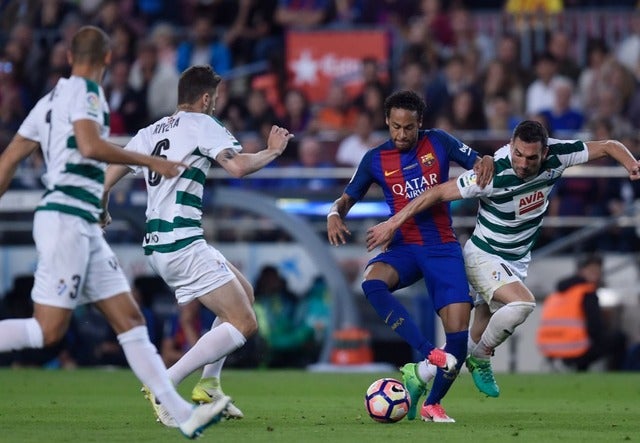 バルサ戦で2ゴールを挙げた乾貴士（2017年5月21日）(c) Getty Images