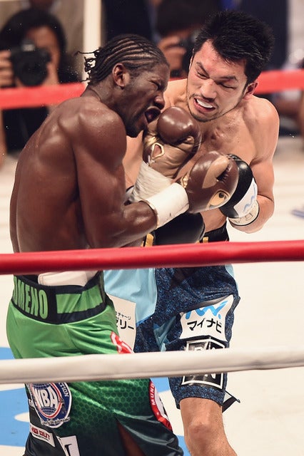 アッサン・エンダム（手前） とWBA世界ミドル級王座決定戦で戦う村田諒太（2017年5月20日）(c) Getty Images