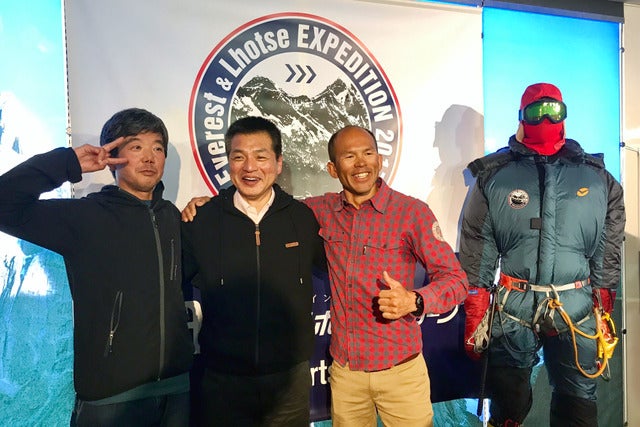 ICI 石井スポーツの荒川勉社長（中央）がエベレストに挑戦。奥田仁一さん（左）と平出和也さんが同行してサポートする（2017年4月3日）撮影：五味渕秀行