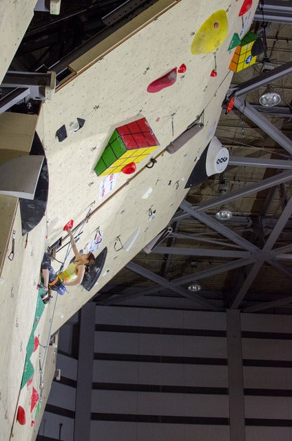 スポーツクライミング日本選手権リード競技大会で決勝の壁を登る小武芽生（2017年3月5日）撮影：五味渕秀行