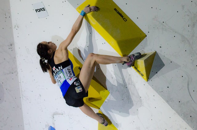 ボルダリングW杯八王子大会で壁に挑む野口啓代（2017年5月7日）撮影：五味渕秀行