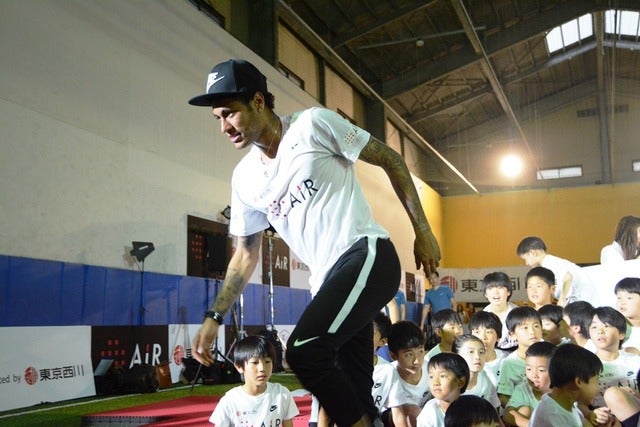 ネイマール選手が5月31日、東京西川で開催された『東京西川 AiR 夢のすいみん学校』に参加した。撮影者：大日方航