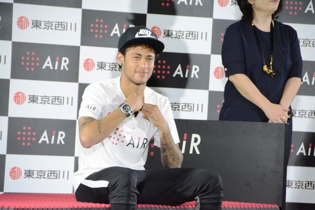 ネイマール選手が5月31日、東京西川で開催された『東京西川 AiR 夢のすいみん学校』に参加した。撮影者：大日方航