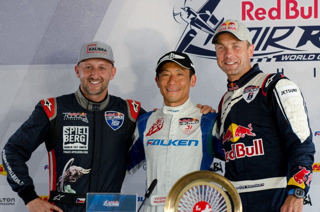 レッドブル・エアレース千葉2017で室屋義秀（中央）が優勝（2017年6月4日）撮影：五味渕秀行
