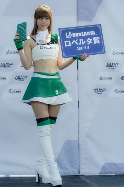 『AIR RACE QUEENS 2017 by ROBERUTA』でロベルタ賞の林紗久羅さん（2017年6月4日）撮影：五味渕秀行