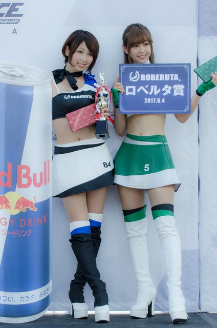 『AIR RACE QUEENS 2017 by ROBERUTA』でグランプリの清瀬まちさん（左）とロベルタ賞の林紗久羅さん（2017年6月4日）撮影：五味渕秀行