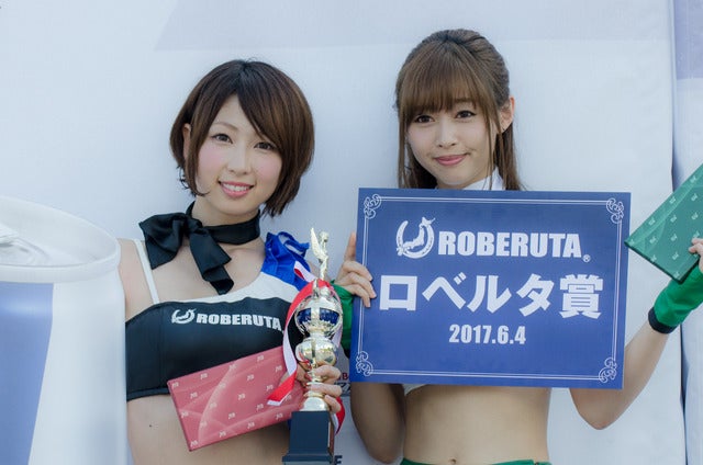 『AIR RACE QUEENS 2017 by ROBERUTA』でグランプリの清瀬まちさん（左）とロベルタ賞の林紗久羅さん（2017年6月4日）撮影：五味渕秀行