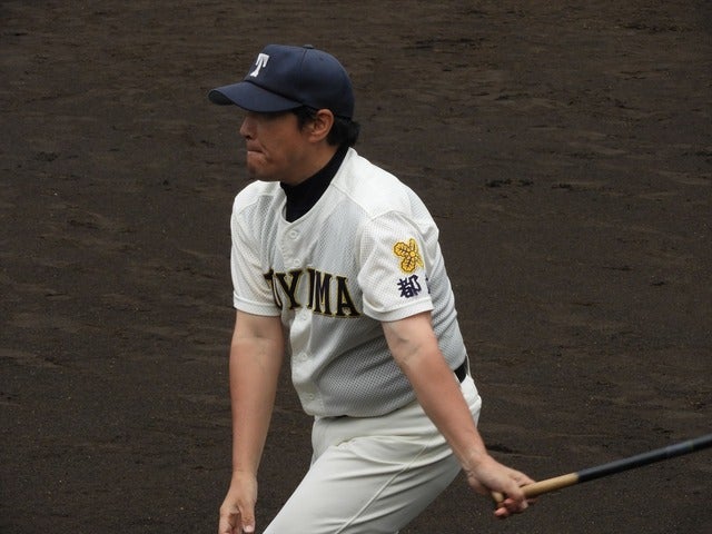 サイドノックを行う戸山・小泉重雄監督撮影：手束仁