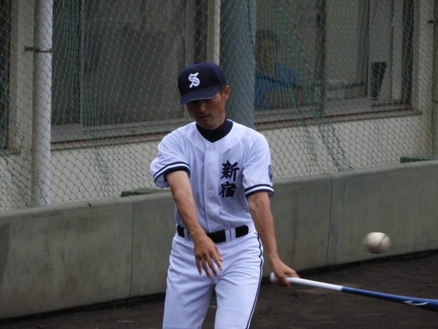 サイドノックを行う新宿・田久保裕之監督撮影：手束仁