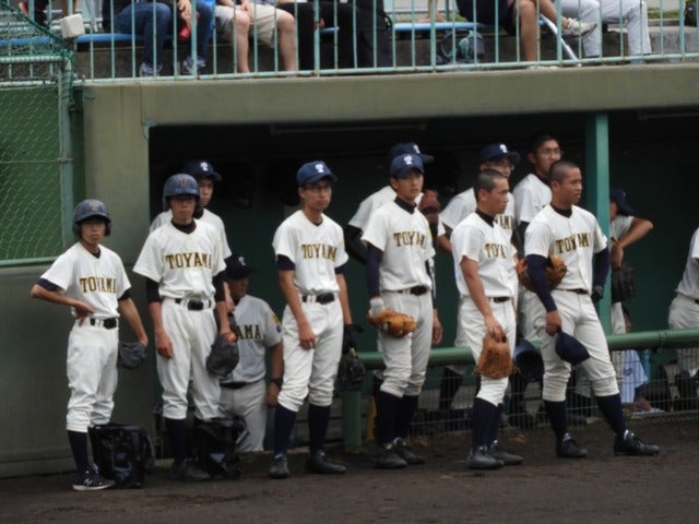 ベンチ前の戸山の選手たち撮影：手束仁