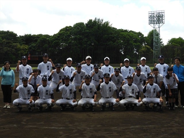 勝利のガッツポーズの新宿ナイン撮影：手束仁