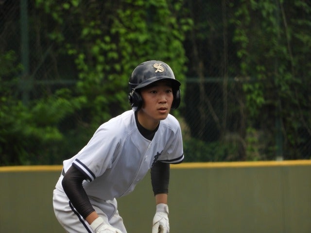 先制のホームを窺う、新宿・小山君撮影：手束仁