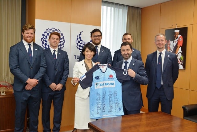 6月7日、サントリーサンゴリアスの選手たちとNSWワラターズの選手たちが、スポーツ庁の鈴木大地長官と、丸川珠代東京オリンピック・パラリンピック競技大会担当大臣をそれぞれ訪問した。撮影者：大日方航
