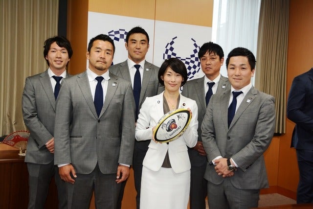 6月7日、サントリーサンゴリアスの選手たちとNSWワラターズの選手たちが、スポーツ庁の鈴木大地長官と、丸川珠代東京オリンピック・パラリンピック競技大会担当大臣をそれぞれ訪問した。撮影者：大日方航