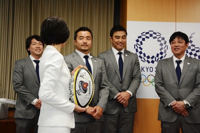 6月7日、サントリーサンゴリアスの選手たちとNSWワラターズの選手たちが、スポーツ庁の鈴木大地長官と、丸川珠代東京オリンピック・パラリンピック競技大会担当大臣をそれぞれ訪問した。撮影者：大日方航