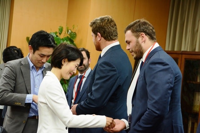 6月7日、サントリーサンゴリアスの選手たちとNSWワラターズの選手たちが、スポーツ庁の鈴木大地長官と、丸川珠代東京オリンピック・パラリンピック競技大会担当大臣をそれぞれ訪問した。撮影者：大日方航