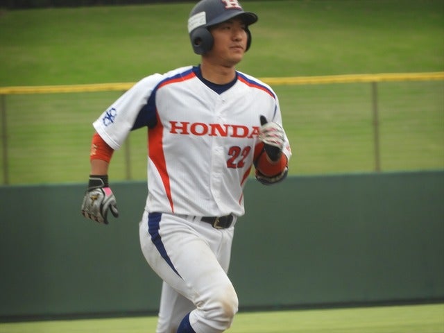 Honda鈴鹿・柘植世那(健大高崎)、本塁打してダイヤモンドを回る撮影：手束仁