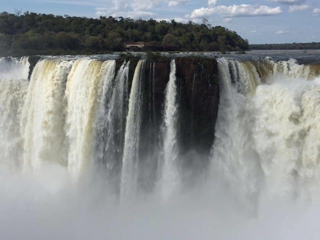 【オビナタの世界放浪記】世界最大、イグアスの滝にボートで飛び込んできた!
