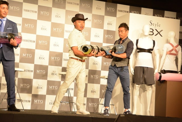 MTGは、水のチカラで体幹を刺激するトレーニングギア「TAIKAN STREAM」の発表会を6月20日に都内に開催した。共同開発パートナーとして本製品の開発に携わった、サッカー日本代表の長友佑都選手とプロゴルファーの片山晋呉選手が当日は出席した。撮影者:大日方航